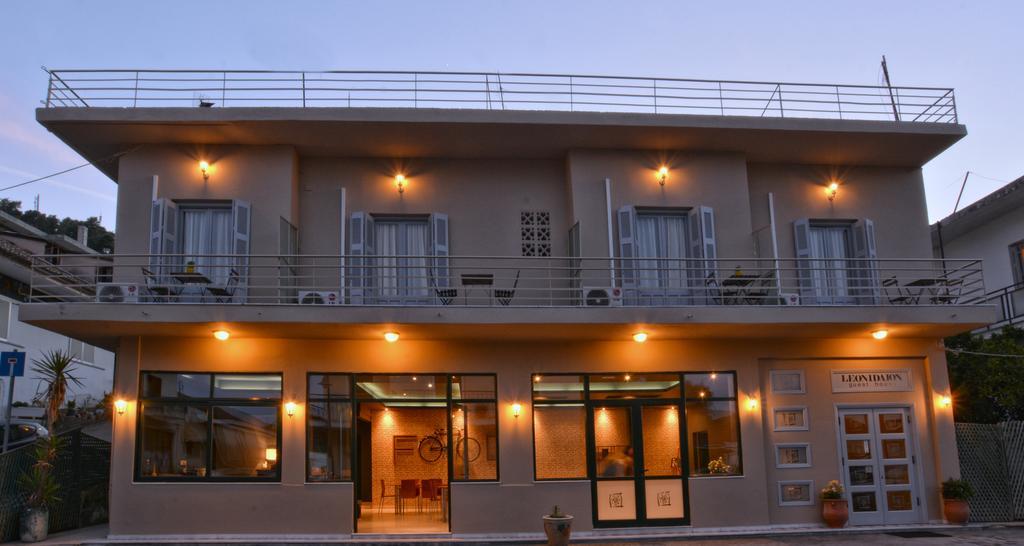 Leonidaion Guesthouse أولمبيا المظهر الخارجي الصورة The hotel at night
