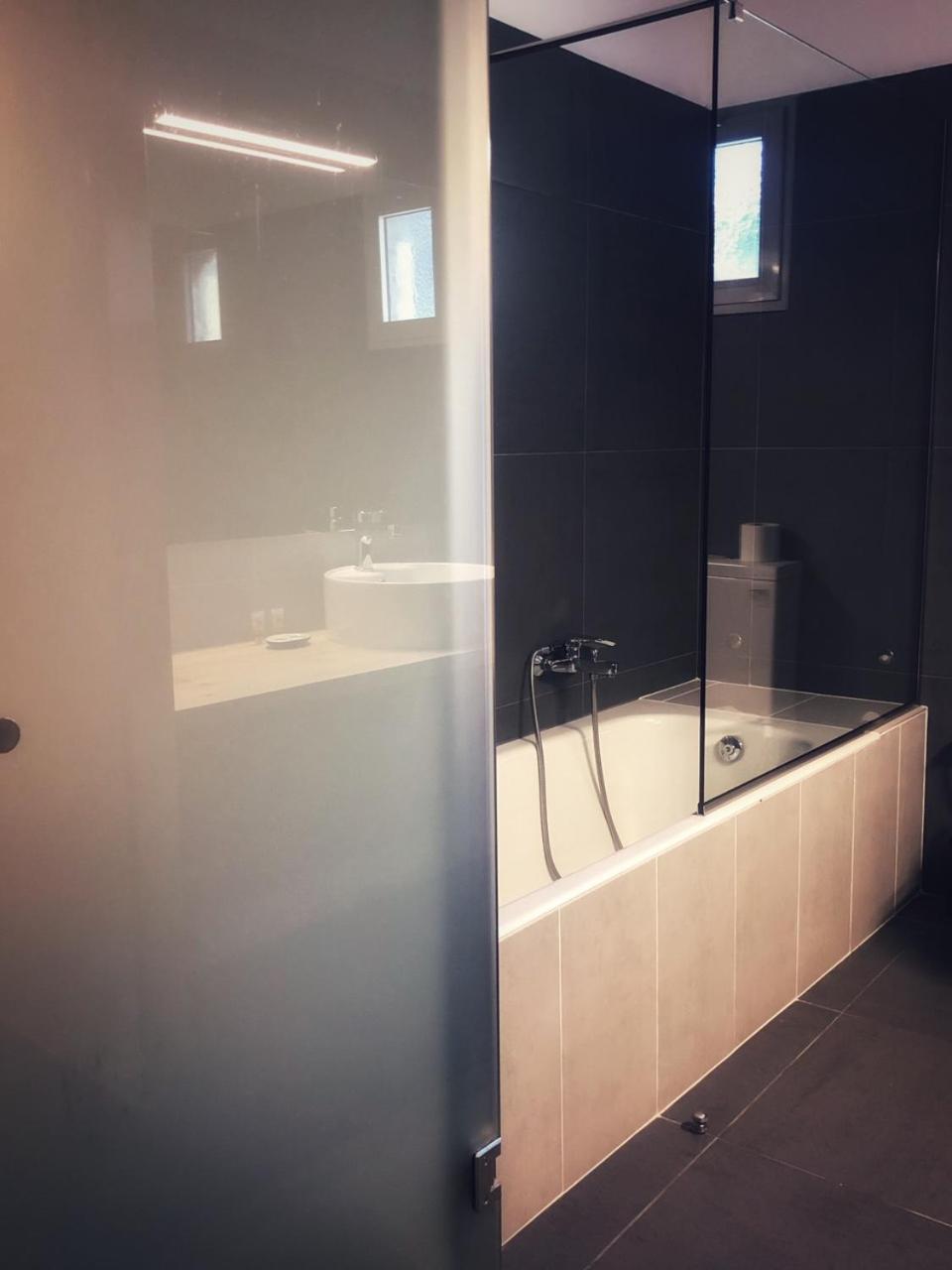 Leonidaion Guesthouse أولمبيا المظهر الخارجي الصورة A shower screen